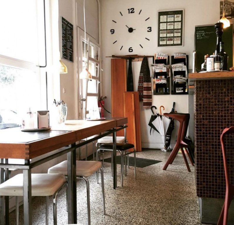 Ausgang und Theke im Mimi e Rosa Vino e CucinaFelix Rahne Ausgang und Theke im Mimi e Rosa Vino e Cucina in Duisburg, Italienisches Restaurant, Weinbar, Naturweinbar, Wein, Naturwein, Felix Rahne