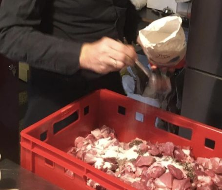Eigene Herstellung der Salsiccia im Mimi e Rosa Vino e Cucina in Duisburg, Italienisches Restaurant, Weinbar, Naturweinbar, Wein, Naturwein.