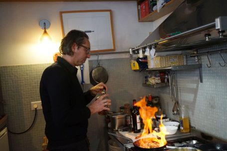 Felix Rahne flambiert im Mimi e Rosa Vino e Cucina in Duisburg, Italienisches Restaurant, Weinbar, Naturweinbar, Wein, Naturwein.