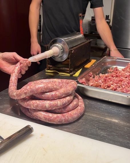 Eigene Herstellung der Salsiccia im Mimi e Rosa Vino e Cucina in Duisburg, Italienisches Restaurant, Weinbar, Naturweinbar, Wein, Naturwein.