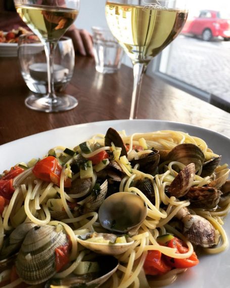 Trattoria Küche im Mimi e Rosa Vino e Cucina in Duisburg, Italienisches Restaurant, Weinbar, Naturweinbar, Wein, Naturwein.