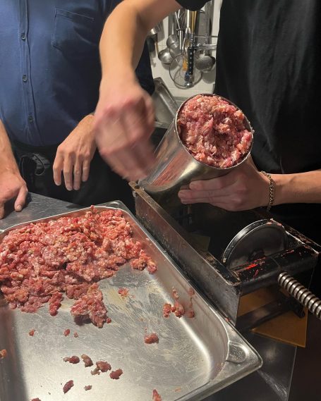 Eigene Herstellung der Salsiccia im Mimi e Rosa Vino e Cucina in Duisburg, Italienisches Restaurant, Weinbar, Naturweinbar, Wein, Naturwein.